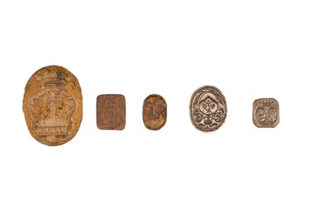 Lotto composto da cinque sigilli, di cui due in bronzo, uno in ferro e due in argento, privi di manico, con stemmi nobiliari, secoli XVIII - XIX