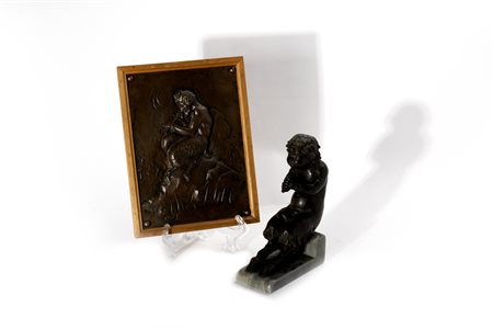 Lotto composto da una scultura in bronzo a patina scura raffigurante faunetto; e da una placchetta con bassorilievo in bronzo a patina scura raffigurante fauno, inizi secolo XX