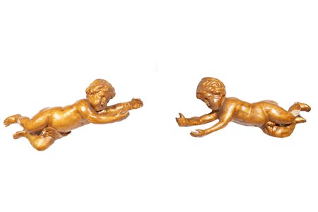 Coppia di sculture in legno dorato raffiguranti putti, secolo XVIII