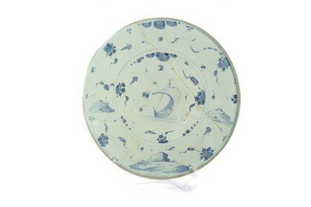 Piatto in maiolica bianca e blu, Faenza secoli XVII - XVIII