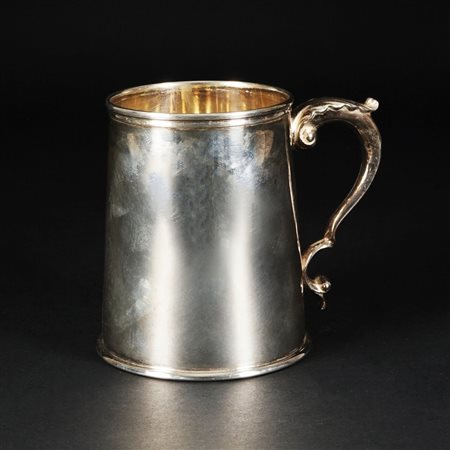 Mug in argento a superficie liscia con presa a voluta, h. cm. 11, peso gr. 255