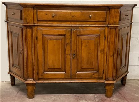 Credenza rustica scantonata in legno dolce con quattro ante pannellate e tre ca