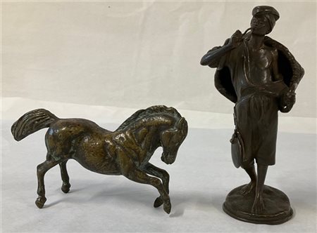 Lotto di due sculture in bronzo raffiguranti un uomo con cesta e stadera ed un