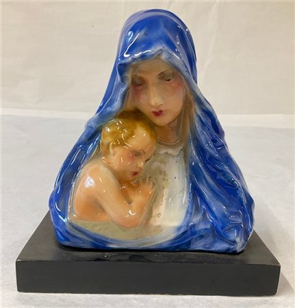 Scultura in ceramica policroma smaltata sotto vetrina raffigurante una Madonna