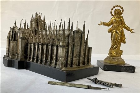 Lotto composto da un modellino in metallo del Duomo di Milano e una Madonna in