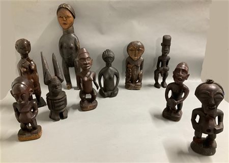 Arte africana, cartone contenente dieci sculture in legno di differenti etnie (