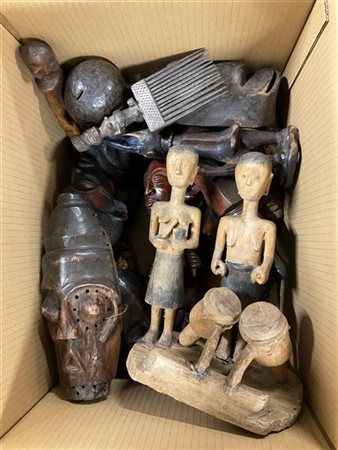 Arte africana, cartone contenente sculture souvenir e piccole maschere in legno