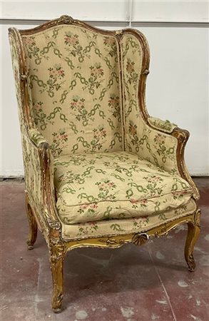 Poltrona "Bergere" in legno laccato e dorato, sul retro bulinato a motivi veget