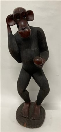 Arte africana, scultura in legno raffigurante una scimmia stante che regge un f