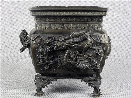 Cina (XVIII secolo) Cache pot in bronzo Altezza 19 cm, dimensione 23x21 cm