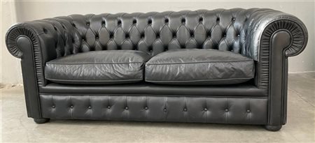 Divano "Chesterfield" a due posti imbottito e rivestito in pelle nera. Anni '70