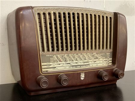 Philips Radio a valvole. Monza, prima metà secolo XX. Scocca in bachelite marron