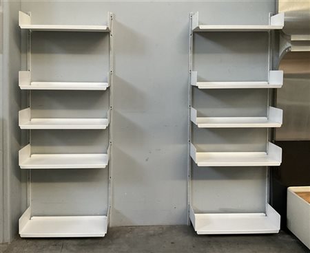 Coppia di librerie pensili in metallo verniciato bianco a cinque ripiani a gior