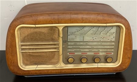 Radio a valvole con scocca in legno e bachelite. Prima metà secolo XX. (cm 60x3