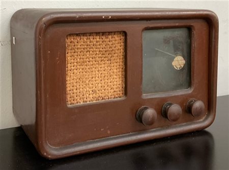 Diken Radio a valvole. Prima metà secolo XX. Scocca in legno verniciato marrone.