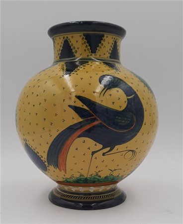 Mengaroni Vaso in ceramica con decoro di volatile su fondo giallo. Pesaro, 1925c