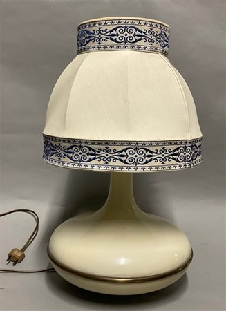 Lampada da tavolo in metallo verniciato bianco e ottone, paralume in tessuto bi