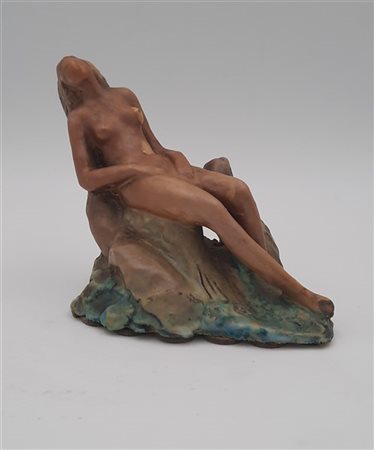 Riccardo Gatti Scultura raffigurante donna su scoglio in ceramica smaltata nei t