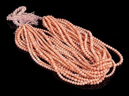 18 fili slegati di sfere di corallo rosa