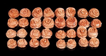 16 coppie di rose in corallo cerasuolo scolpito