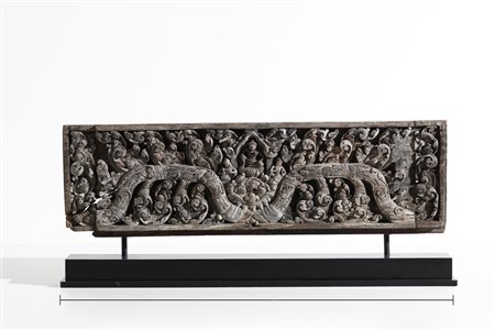  Arte Sud-Est Asiatico - Grande fregio in legno 
Cambogia, Khmer, XIV secolo.