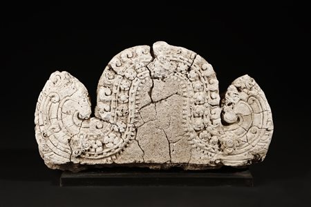  Arte Sud-Est Asiatico - Fregio in stucco o arenaria  
Cambogia, Khmer (IX -XV secolo), XII secolo .