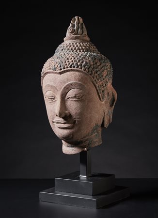  Arte Sud-Est Asiatico - Testa di Buddha in arenaria  
Tailandia, Ayutthaya (1351-1767), XV secolo.