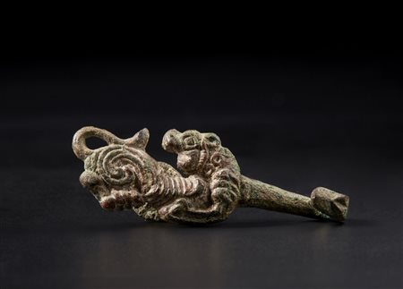  Arte Cinese - Fibbia zoomorfa in bronzo
Cina, periodo degli Stati Combattenti (453 AC-221AC).