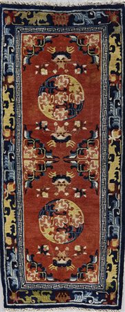  . - Tappeto decorato con medaglioni floreali 
Tibet o Mongolia, 1920-1930.