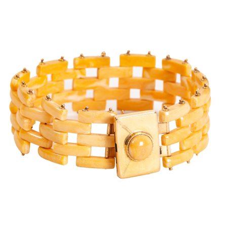 BRACCIALE in oro 9 KT e corallo (g. 27,20).