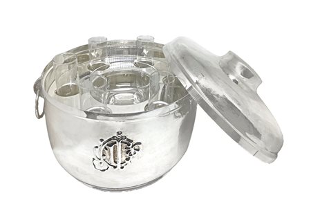 Dior, Christian - Porta caviale in argento 925 punzonato e sei biccheri in cristallo da vodka. Diametro cm 27, h cm 21.