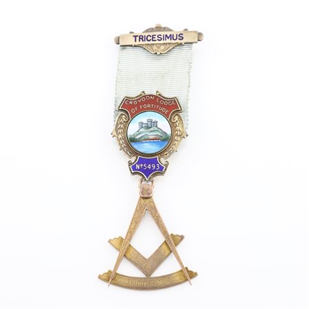 Distintivo con coccarda e spilla per il tricesimus del Croydon Lodge of Fortitude n° 5493 in oro 9 kt e smalti