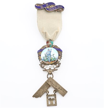 Distintivo con coccarda e spilla della St. George's Lodge n° 3818 in argento dorato e smalti