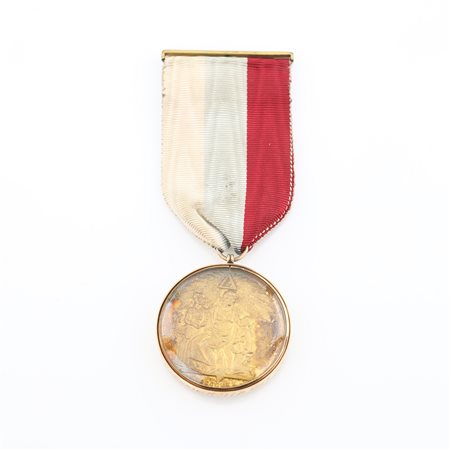 Distintivo con coccarda e spilla del Charity & Benevolence Instituted 1830 in argento dorato e oro 15 kt 