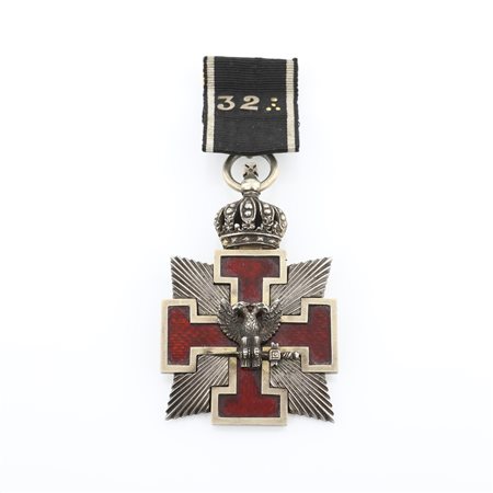Distintivo con coccarda di rito scozzese 32° grado in argento, argento dorato e smalto rosso