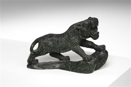  ARTE GIAPPONESE - Scultura in marmo raffigurante una tigre in stile giapponese 
Europa, XX secolo .