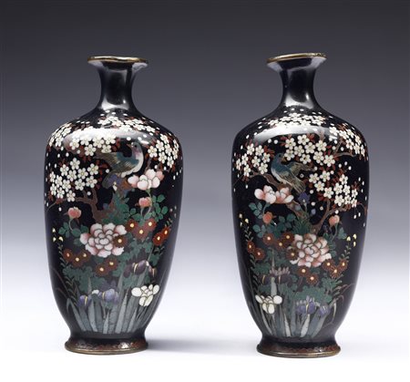  ARTE GIAPPONESE - Coppia di vasetti cloisonné
Giappone, periodo Meiji, XIX secolo .