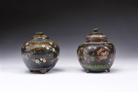  ARTE GIAPPONESE - Due piccole potiches cloisonné
Giappone, periodo Meiji, XIX secolo.