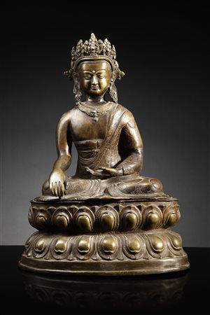  Arte Himalayana - Grande scultura in bronzo raffigurante Buddha coronato 
Tibet, inizio XX secolo .