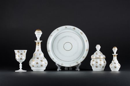  Arte Islamica - Set da notte in vetro bianco con decorazione floreale dorata 
Turchia, XIX secolo .