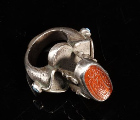  Arte Islamica - Anello in argento con sigillo corniola 
Persia.