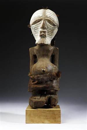  Arte africana - Figura maschile Nkisi 
Songye, R.D. Congo.