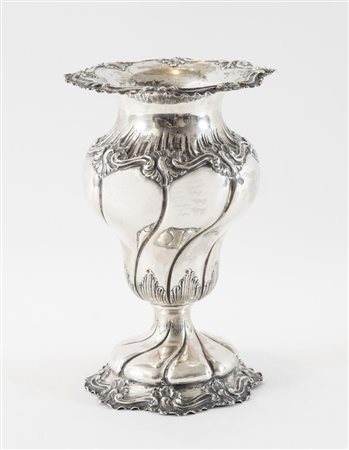 Vaso in argento 800. Sul manico reca iscrizione 20 Maggio 1916 - 1926. Non...