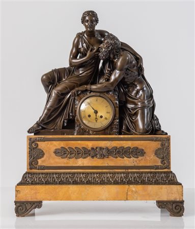 Grande orologio in bronzo e marmo giallo di Siena raffigurante la Pietas...