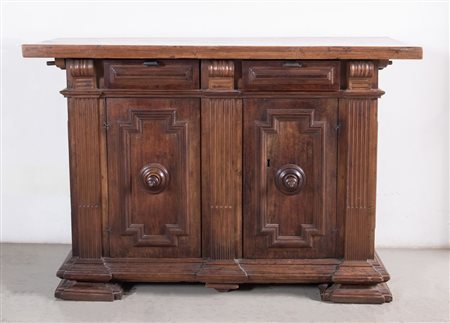 Credenza in massello di noce rimaneggiata. Emilia, primo quarto del XVIII...