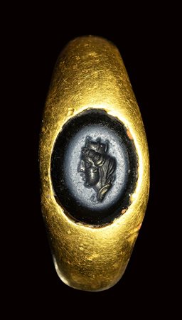 A roman gold ring set with a nicolo intaglio. Portrait of Tyche of Antioch. 2nd - 3rd century A.D.