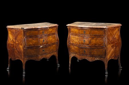 Coppia di commode lastronate in palissandro e filettate in bois de rose di form