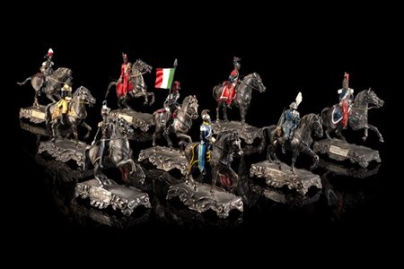 Nove soldatini in argento raffiguranti militari a cavallo con basi squadrate. T