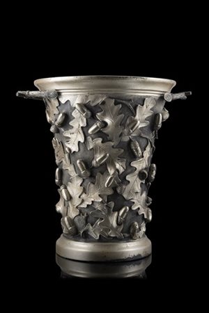 Vaso biansato in argento decorato a foglie e ghiande. Titolo 925. Napoli