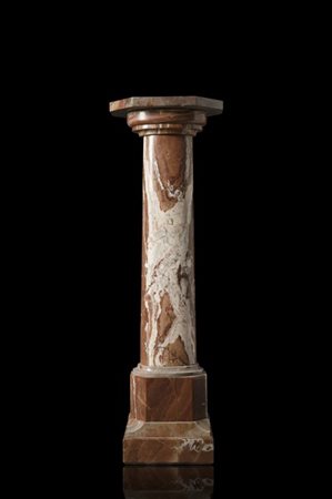 Colonna portavaso in marmo con piano ottagonale (cm 34x108) (lievi difetti)